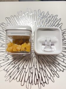 犬のおやつやフードをしまっている密閉容器