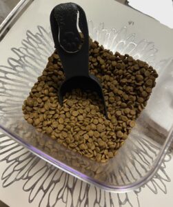 ドッグフードを計量いらずにするためのスコップ